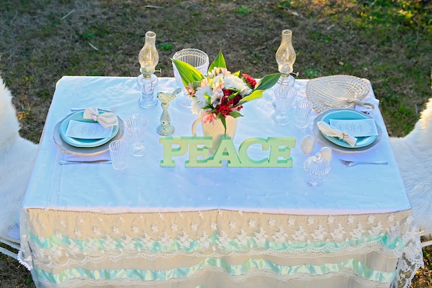 Dekorierter Hochzeitstisch im Feld bei Sonnenuntergang