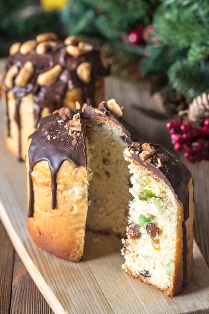 Dekorierter Panettone mit Weihnachtsbaum