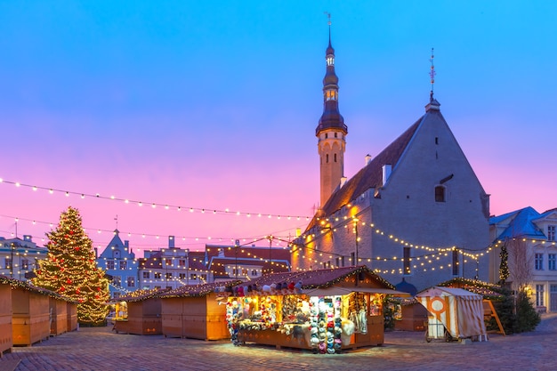 Dekorierter und beleuchteter Weihnachtsbaum und Weihnachtsmarkt am Rathausplatz oder Raekoja-Platten bei schönem Sonnenaufgang, Tallinn, Estland.