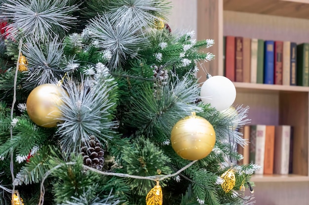 Dekoriertes Neujahrs-Weihnachtszimmer mit schönem Tannenbaum und Kamin