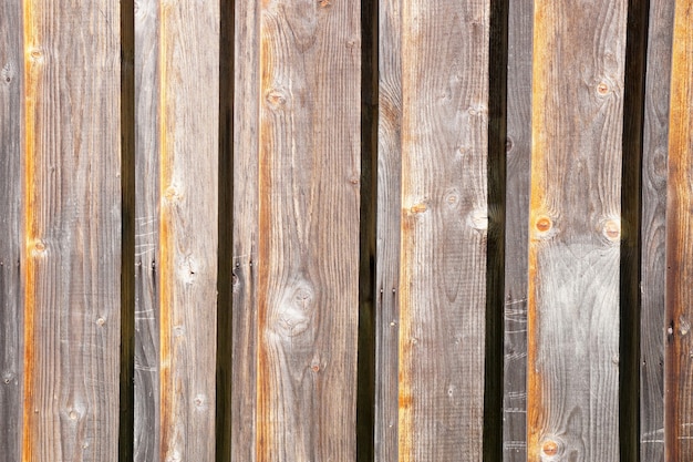 Dekorplatte aus Holzbrettern an einer Hauswand