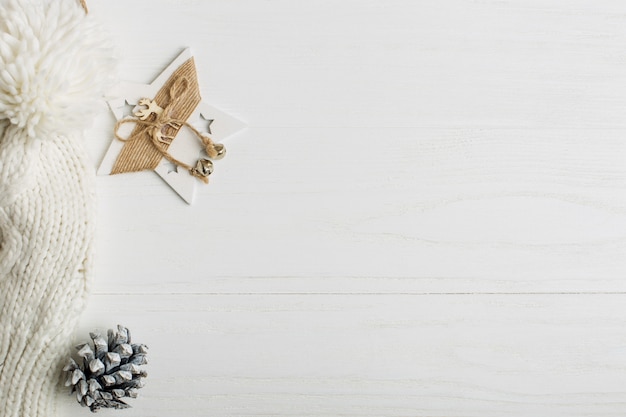 Dekorrahmen, Weihnachtsattribute auf einem weißen Holztisch.