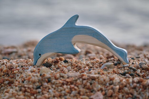 Delfín de madera en una playa