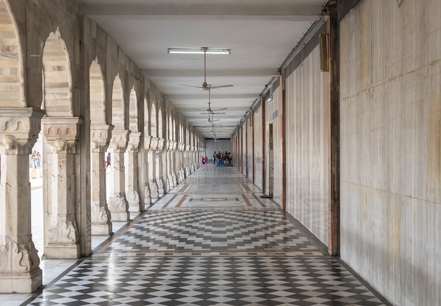 DELHI, INDIA - 8 de enero de 2018: Gurdwara Bangla Sahib, es el principal templo sij en la India. Es conocido por su asociación con el octavo Guru Sikh, Guru Har Krishan. dentro del templo