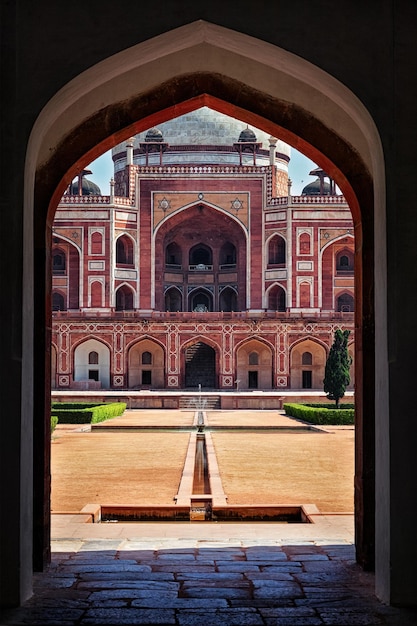 Delhi marco turístico indiano Tumba de Humayun vista através do arco Delhi Índia