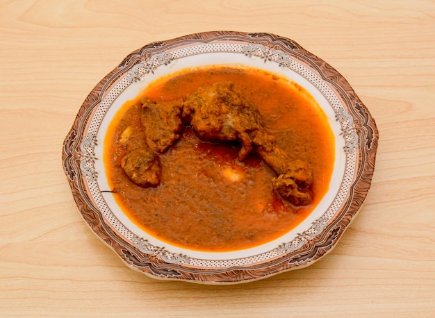 Deli korma de frango servido em prato isolado no topo da mesa comida picante indiana