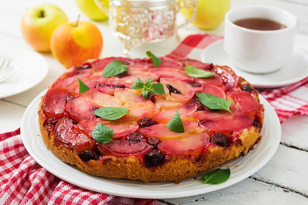 Delicada pastel de galletas con manzanas y cerezas.