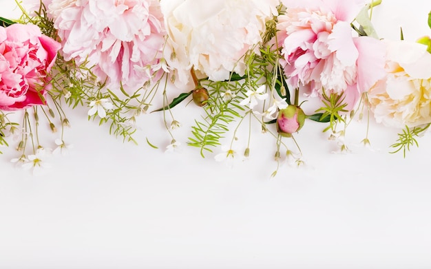 Delicada peônia rosa branca com flores de pétalas e fita branca em branco Overhead vista de cima plana Lay Copiar espaço Aniversário Dia dos Namorados da Mãe Conceito do Dia do Casamento da Mulher