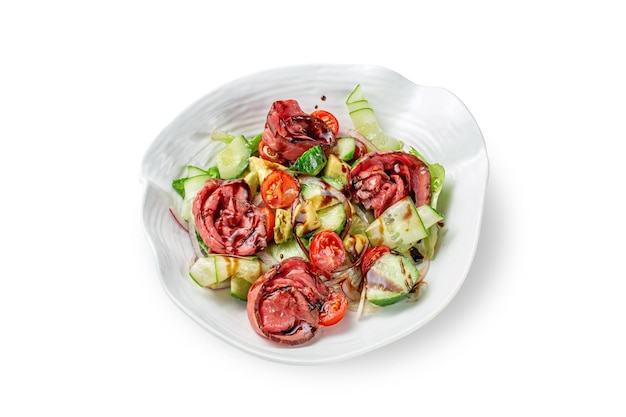 Delicada salada de carne com pepino, tomate e legumes abacate com molho de soja em um fundo branco isolado
