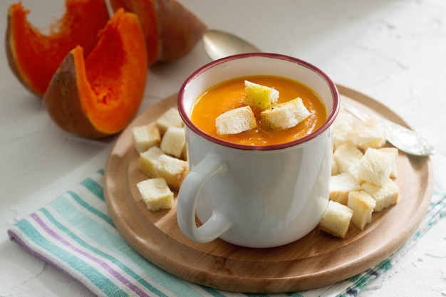 Delicada sopa de crema de verduras con calabaza y picatostes y rodajas de calabaza.