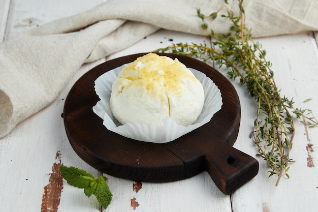 Delicadas bolas de queso de leche de vaca con relleno de naranja dulce