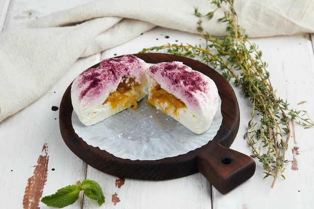 Delicadas bolinhas de queijo de leite de vaca com recheio de doce de limão