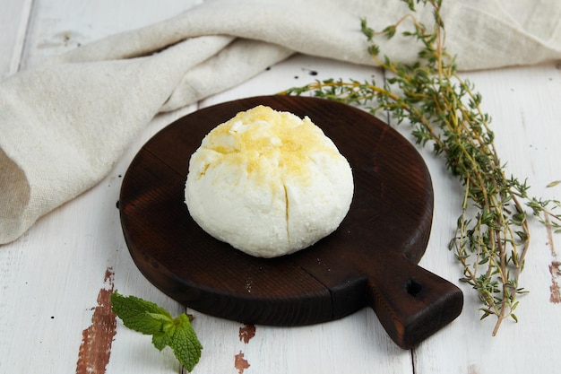 Delicadas bolinhas de queijo de leite de vaca com recheio de laranja doce