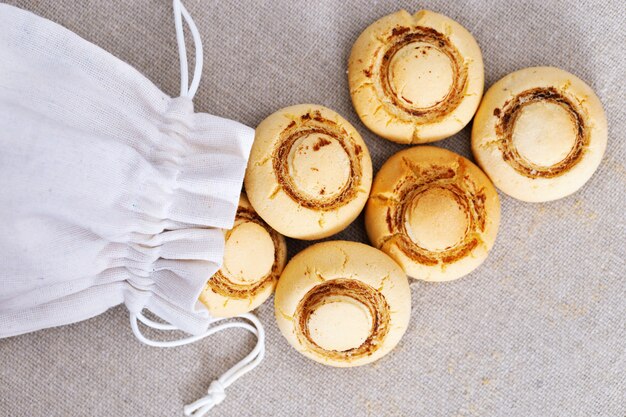 Delicadas galletas crujientes en forma de champiñones.