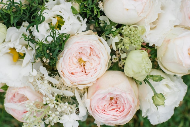 Delicadas rosas rosas en forma de peonía en un ramo para la novia Tienda de flores