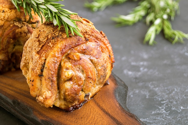 Foto delicadeza de carne. rolo de carne de porco com especiarias