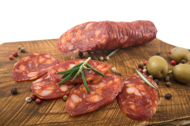 Delicadeza de salame de linguiça defumada em uma placa de madeira