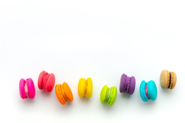 Una delicadeza dulce francesa, primer de la variedad de los macarrones. textura colorida macarrón.