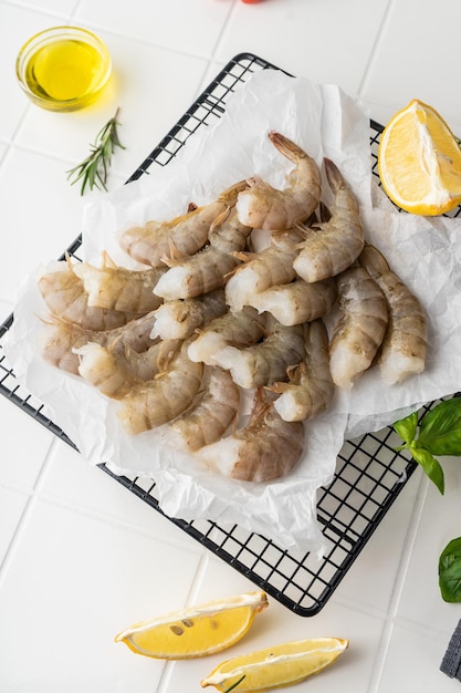 Foto delicadeza de mariscos de camarones pelados descongelados sobre un fondo blanco en un plato hermosa presentación del producto