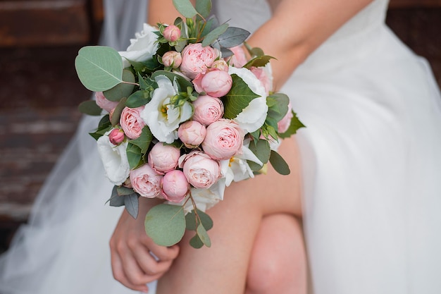 Delicado buquê de casamento nas mãos da ideia da noiva para agências de eventos