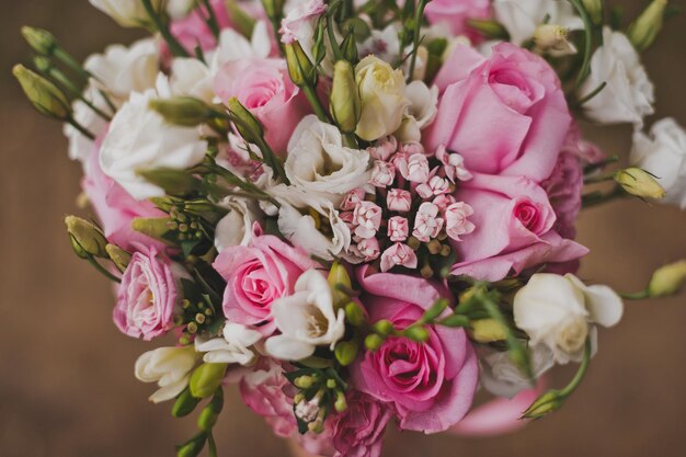 Delicado buquê de flores rosa e brancas nas mãos da noiva 214