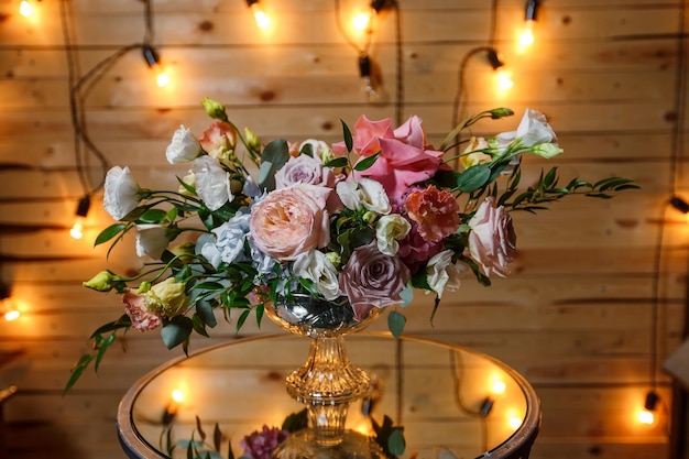 Delicado e muito lindo buquê de rosas verdes eustoma em pé na mesa do espelho