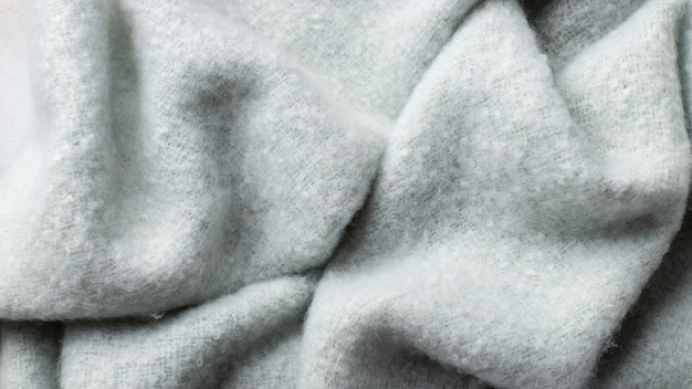 Foto delicado fondo azul esponjoso de tela de felpa con pliegues en su superficie. acogedor plaid.