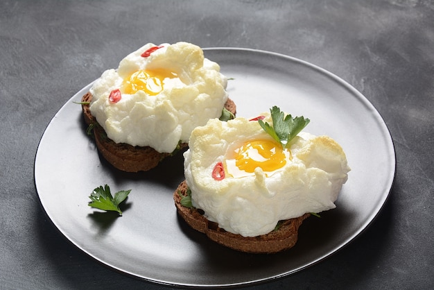 Delicado huevo al horno. Huevos de Orsini en la nube.