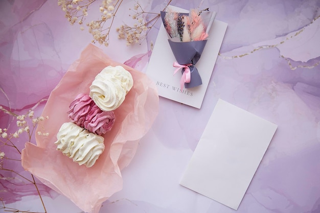 Delicado malvavisco rosa y blanco con decoración de gypsophila y ramo de flores secas Tarjeta simulada Plantilla de fondo femenino Acogedores fines de semana de invierno Dulces caseros Foto de alta calidad