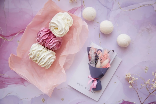 Delicado malvavisco rosado y blanco con decoración de gypsophila y ramo de flores secas Estética invernal Acogedores fines de semana de invierno Fondo femenino Dulces caseros Foto de alta calidad