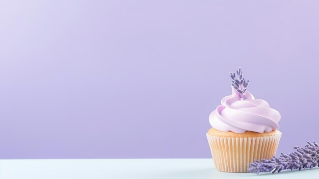 Foto un delicado pastel con glaseado púrpura y una ramita de lavanda en la parte superior presentado en un violeta suave