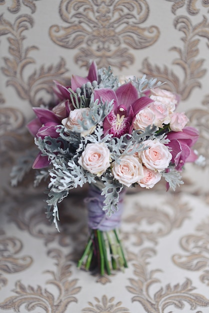 Foto delicado ramo de novia, arreglos florales de flores celebran la decoración navideña