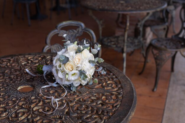 Delicado ramo de novia frágil con rosas crema