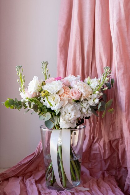 Delicado ramo de novia en tonos pastel de flores artificiales.