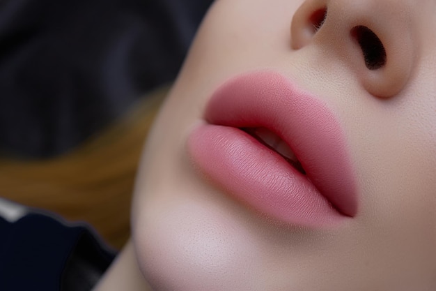 Los delicados labios de una niña antes del procedimiento de maquillaje permanente de labios