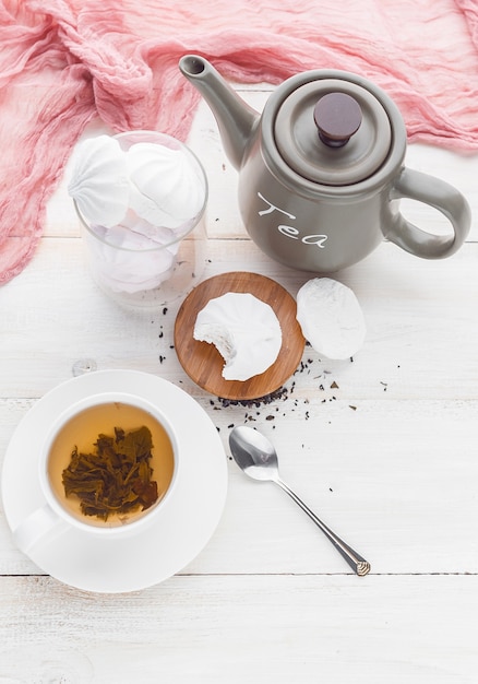 Delicados malvaviscos blancos rosados con té fragante