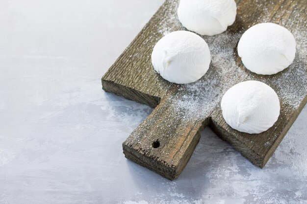 Delicados marshmallows de baunilha em um fundo de pedra vintage