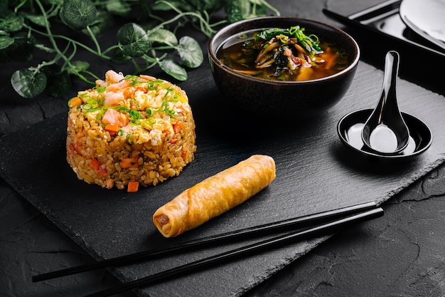 Delícia da culinária asiática arroz frito rolo de primavera e sopa