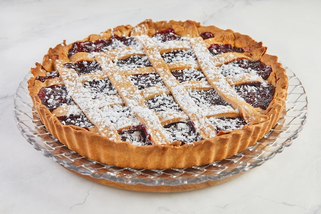 Delícia elegante bolo Linzer clássico com cereja em mármore tradições deliciosas bolo Linzer com cereja no fundo de mármore