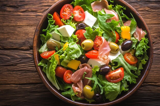 Foto delícia mediterrânea salada saudável com alface, azeitonas, tomates e prosciutto