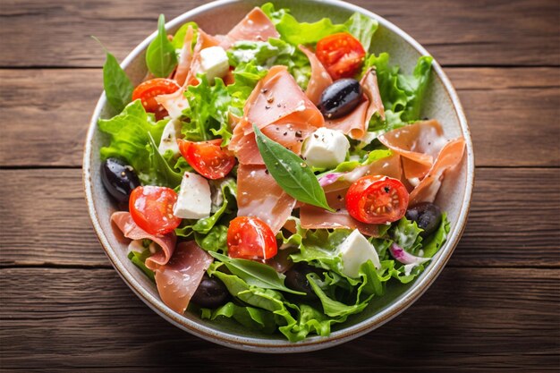 Foto delícia mediterrânea salada saudável com alface, azeitonas, tomates e prosciutto