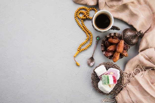 Foto delícia turca com xícara de café e frutas de datas