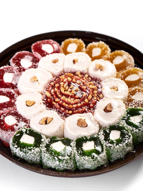 Delícia turca, doces turcos em um prato de plástico em um fundo branco