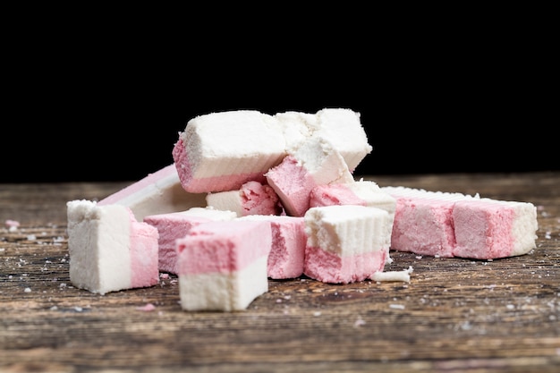 Delicia turca roja y blanca con fresa. Sabor a cereza y vainilla. primer plano de dulces orientales a base de jugo de frutas. azúcar. melaza