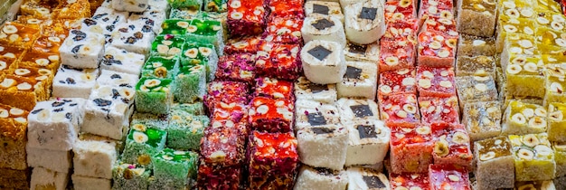 Delícias doces turcas no mercado de istambul