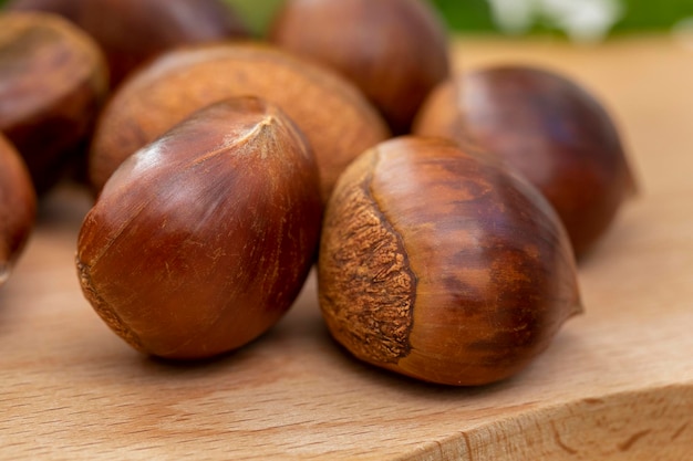 Delicias de otoño, castañas delante de un fondo blanco