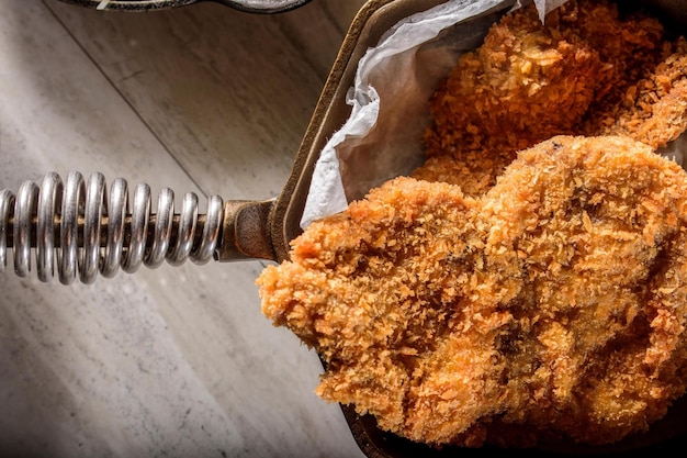 Delicias saladas Primer plano de pollo frito a la naranja servido sobre una cama de arroz blanco al vapor en 4k