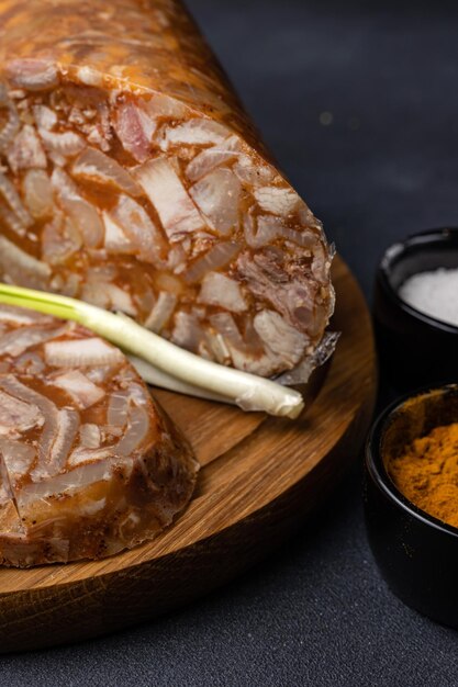 Delicias tradicionales de carne, salchichas en una mesa oscura