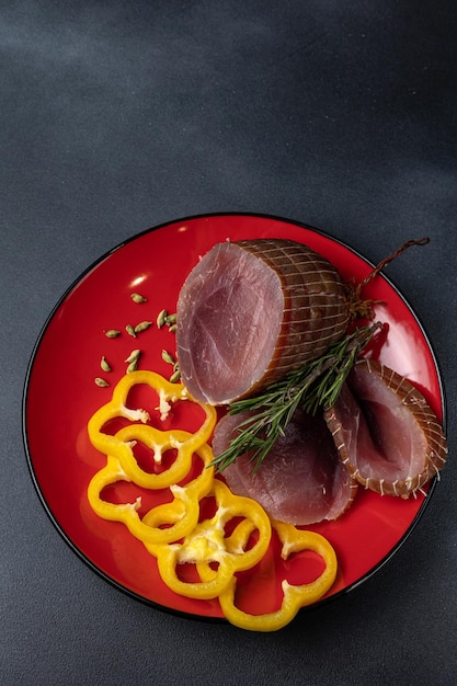 Delicias tradicionales de carne, snacks. Cerdo hervido frío