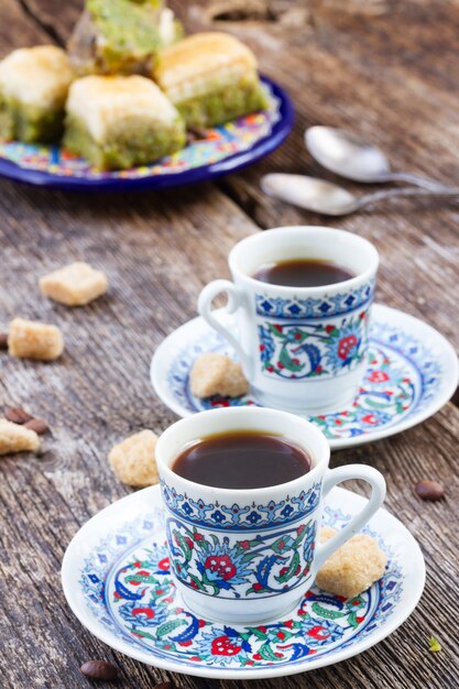 Delícias turcas. café preto com doces